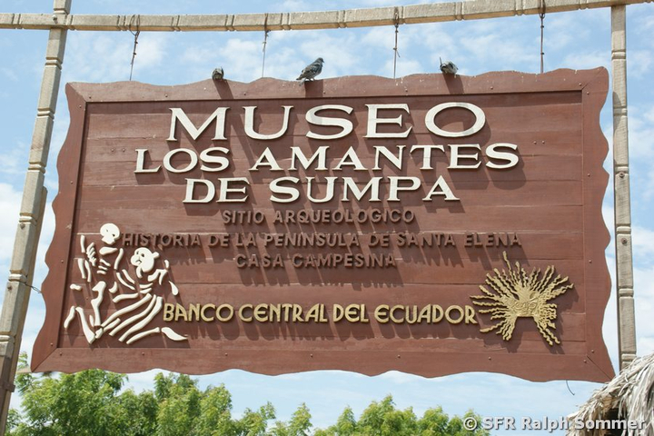 Schild vor dem Museum de Los Amantes de Sumpa Santa, Ecuador