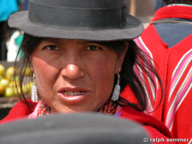 Kritischer Blick von Einheimischer in Ecuador