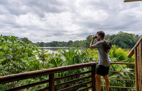 La Selva Urwaldlodge Ecuador Naturbeobachtung an der Lagune mit Fernglas