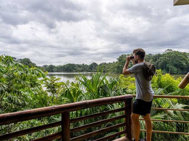 La Selva Urwaldlodge Ecuador Naturbeobachtung an der Lagune mit Fernglas