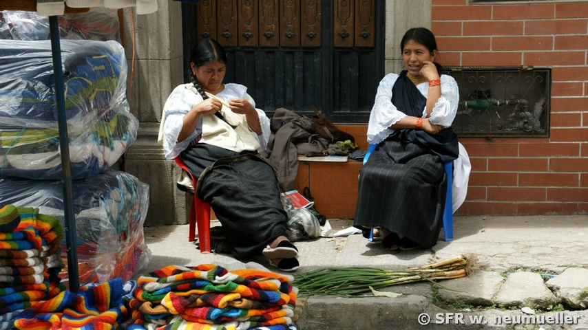 Frau mit Strickmützen auf dem Otavalo Markt, Ecuador
