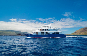 MC Ocean Spray Galapagos Seitenansicht auf dem Wasser