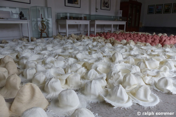 Panamahüte in der Hutfabrik Homero Ortega bei Cuenca, Ecuador