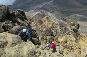 Aufstieg über Felsen zum Illiniza Nord in Ecuador