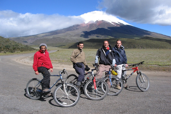 Biker am Vulkan Cotopaxi in Ecuador