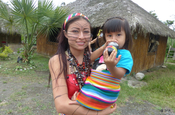 Bemalte Frau mit Kind in Ecuador