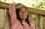 Frau vor Bambuswand in Ecuador