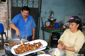 Fritada und Llapingacho in Ecuador
