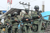 Militärkonvoi in Quininde in Ecuador