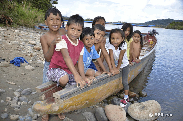 Kinder auf Boot, Ecuador