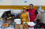 Maiskuchen Verkäufer auf Markt in Gualaceo, Ecuador