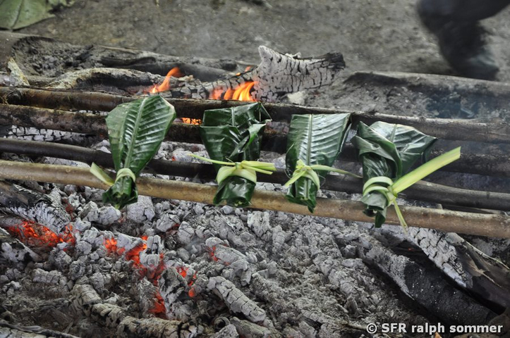 Maite Fisch über Holzgrill in Ecuador