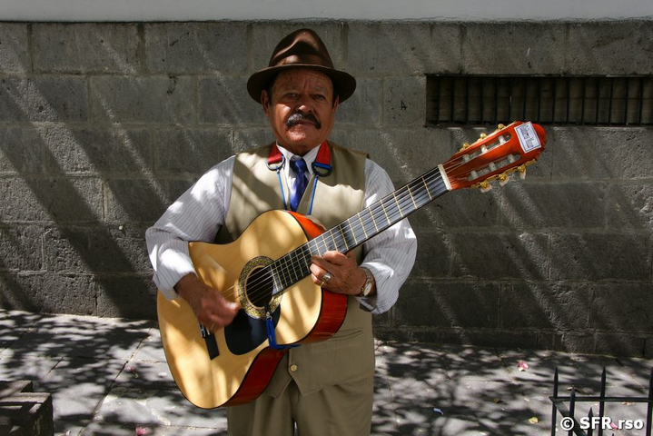 Gitarrenspieler in Quito, Ecuador