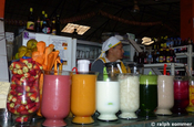 Früchte-Mixgetränke auf einem Markt in Ecuador