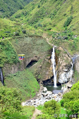 Schwebebahn am Wasserfall Manto de la Novia, Ecuador