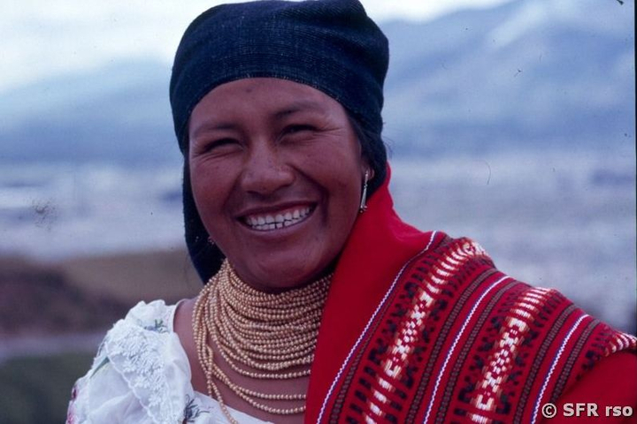 Frau mit Goldketten in Otavalo, Ecuador