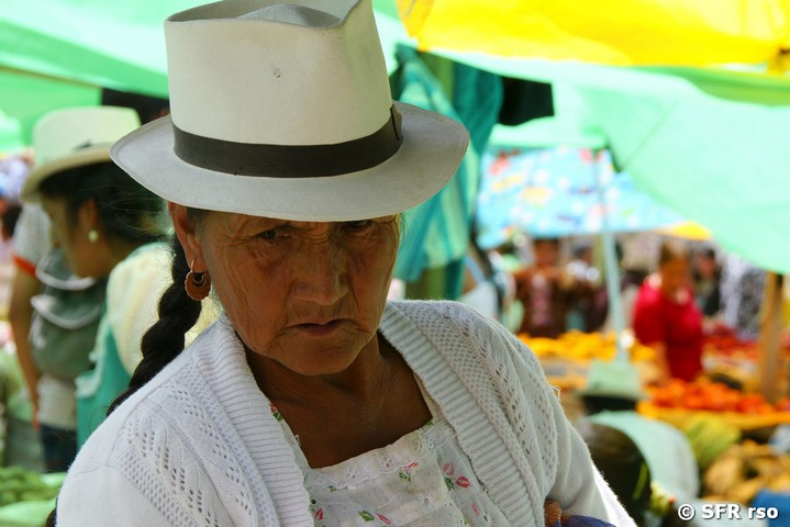 Marktfrau mit Hut in Gualaceo, Ecuador