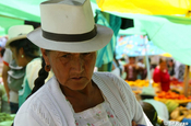 Marktfrau mit Hut in Gualaceo, Ecuador