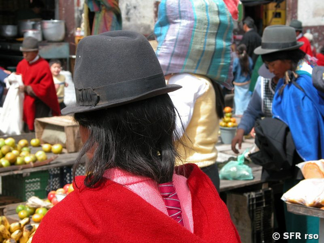 Indigene beim Einkauf, Ecuador