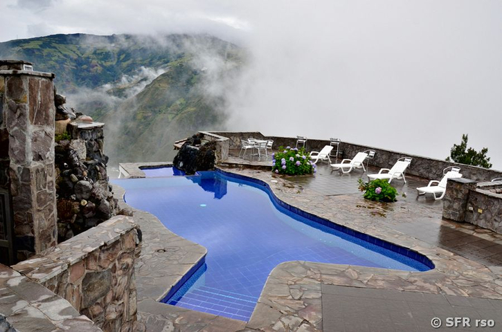 Hosteria Luna Runtun in Banos Pool im Nebel Ecuador 