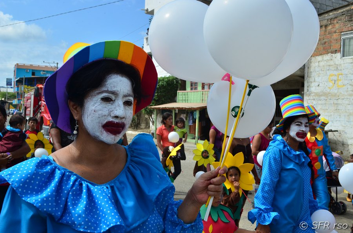 Clowns im Umzug in Ecuador