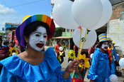 Clowns im Umzug in Ecuador