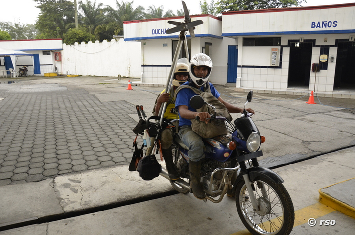 Motorrad mit Motorsicheln in Ecuador
