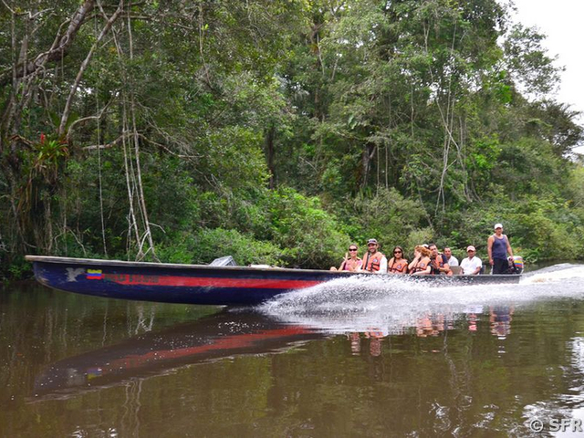 mit dem Boot im Urwald unterwegs