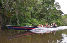 mit dem Boot im Urwald unterwegs