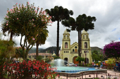 Kirche auf Hauptplatz in Gualaceo, Ecuador