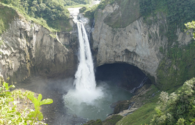 Blick auf den Condor Machay Wasserfall, Ecuador