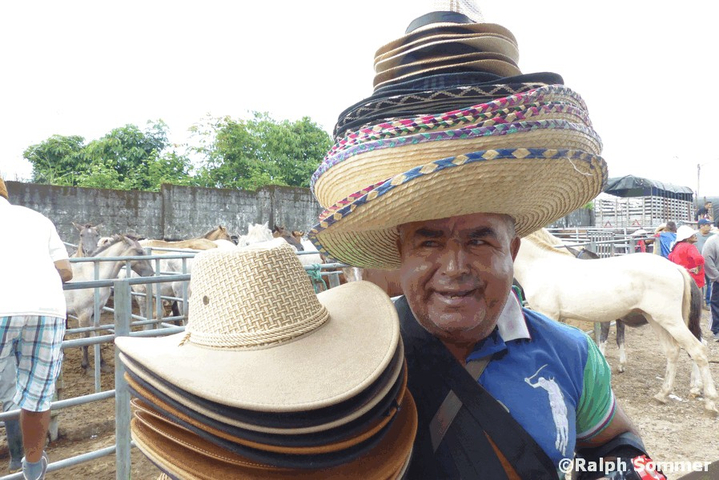 Hutverkäufer am Viehmarkt Santo Domingo, Ecuador