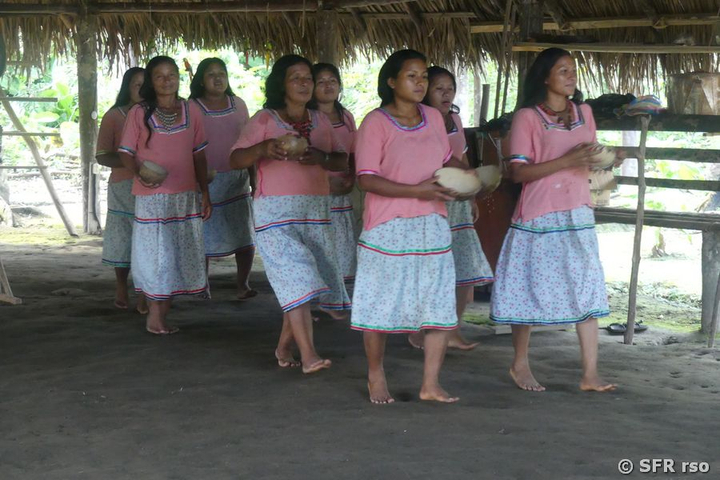 Willkommenstanz Kichwa Frauen Lodge Ecuador