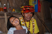 Schamane mit Kind in Kichwa Kommune bei Cotococha, Ecuador