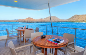Galapagosyacht MC Tip Top V Sitzplatz an Deck