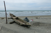 Holzkanu am Strand in El Matal in Ecuador