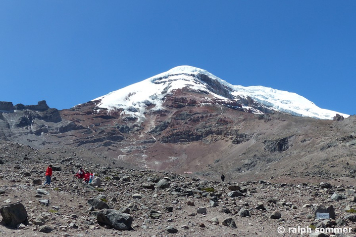 Touristen am Chimborazo auf dem Weg zur Whymperhütte, Ecuador