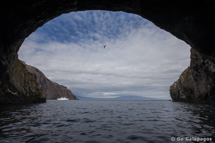 Höhle in Punta Vicente Roca, Galapagos