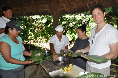 Maite Fisch in Bananenblättern in Ecuador
