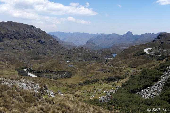 Strasse durch Berglandschaft im Nationalpark Cajas in Ecuador