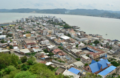 Blick auf Bahia von Mirador Cruz in Ecuador