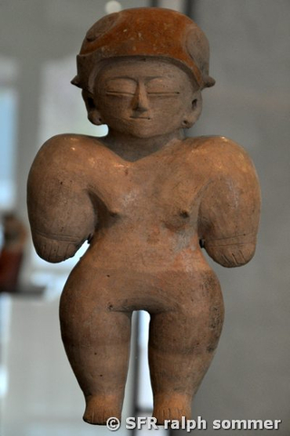 Weibliche Tonfigur im Museum Casa del Alabado, Ecuador