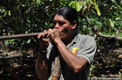Blasrohr schiessend Yachana Lodge Rio Napo Ecuador