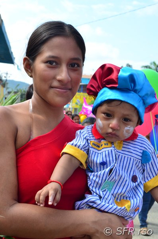 Kinderumzug in Puerto Lopez in Ecuador