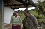 Ralph Sommer Gespraech mit Baeuerin Ecuador