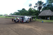 Einmotoriges Flugzeug unterwegs zu den Achuar Indianern nach Kapawi in Ecuador