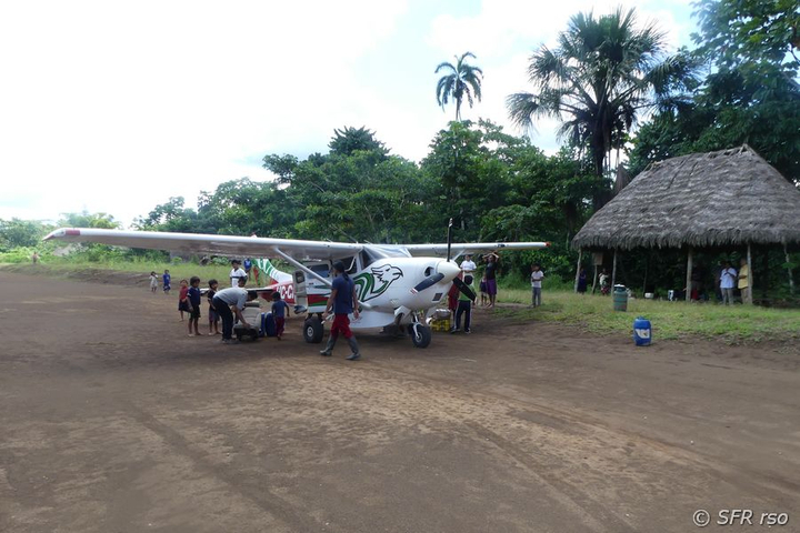 Einmotoriges Flugzeug unterwegs zu den Achuar Indianern nach Kapawi in Ecuador