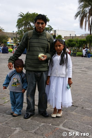 Kommunionsfoto vor Kirche in El Quinche, Ecuador