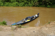 Motor Kanu mit Proviant in Ecuador 