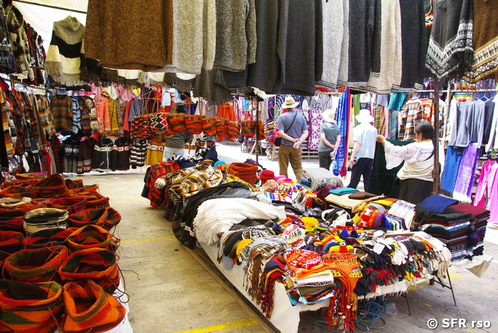 Wollabteilung auf Markt in Ecuador